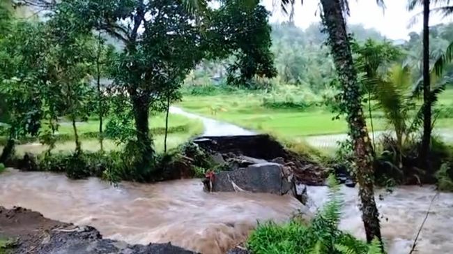 Banjir Bandang Terjang Pulau Bawean Jembatan Antardesa Terputus My